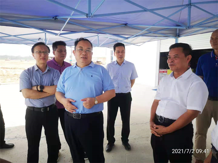 2021年7月2日-自治区林业局局长黄显阳在那丽园区调研.jpg